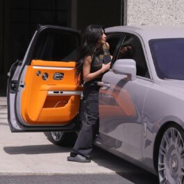 Kim Kardashian, fotografiată în timp ce urcă într-o mașină luxoasă