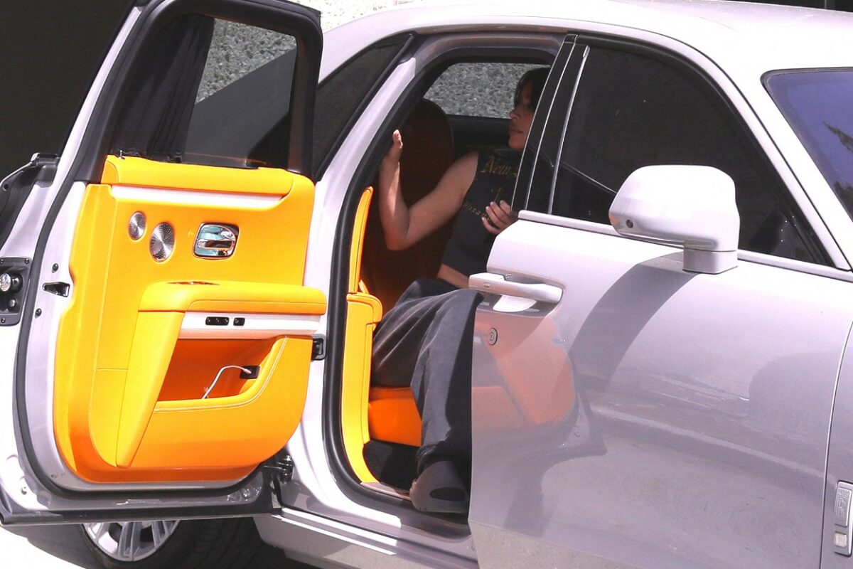 Kim Kardashian, într-o mașină gri, cu interior portocaliu
