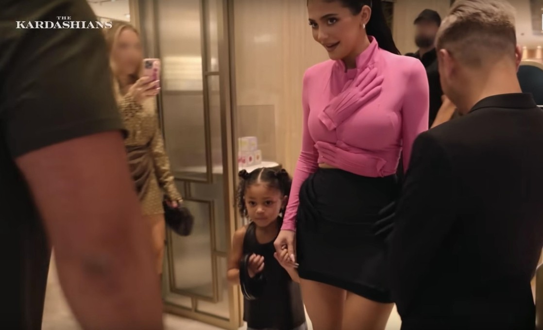 Kylie Jenner, la un eveniment, alături de fiica sa, Stormi, ambele îmbrăcate elegant