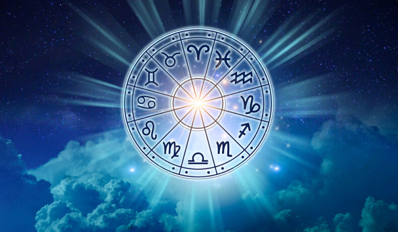 Cele 12 semne zodiacale integrate într-un cerc luminos albastru aproape de nori