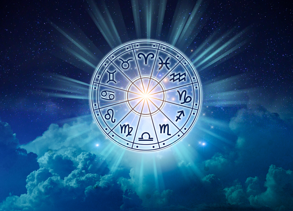 Cele 12 semne zodiacale integrate într-un cerc luminos albastru aproape de nori