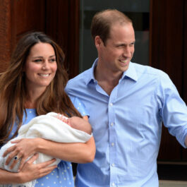 Prințul William și Kate Middleton, la ieșirea din spital, după nașterea fiului lor George
