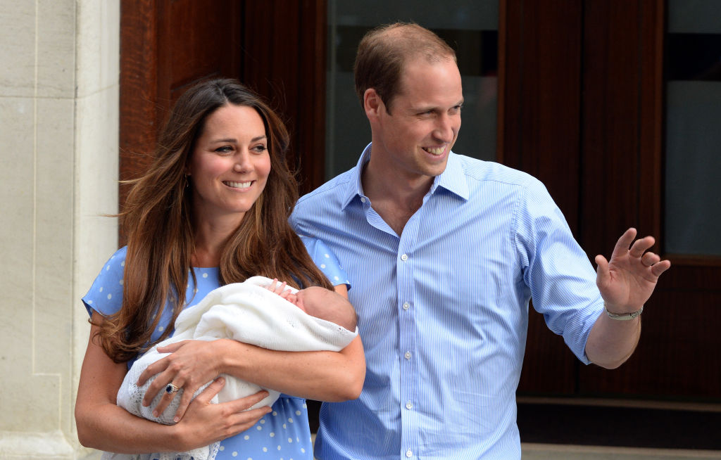 Prințul William și Kate Middleton, la ieșirea din spital, după nașterea fiului lor George