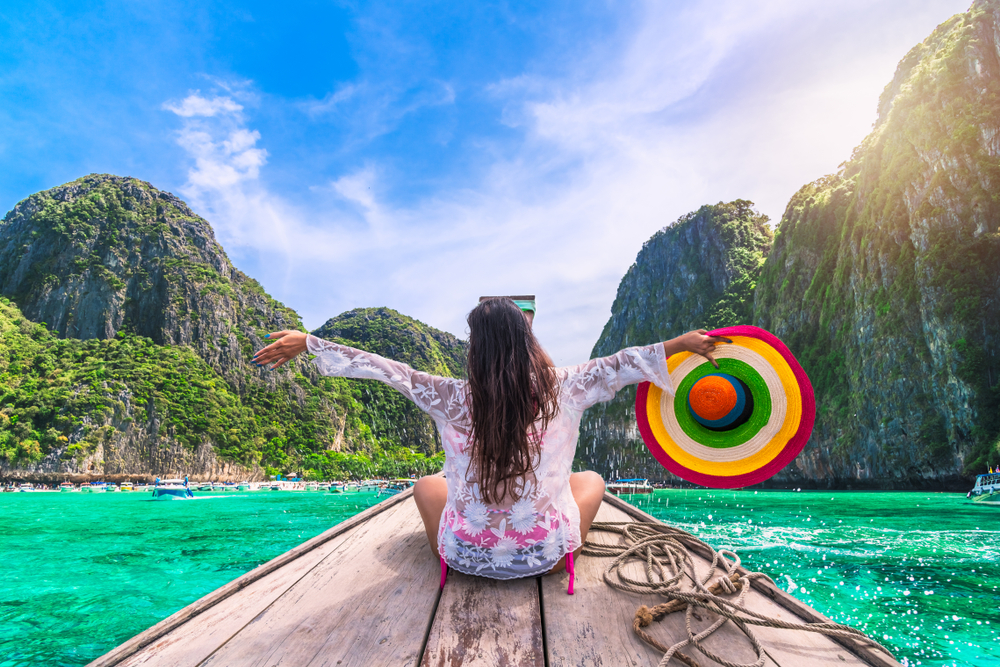 O femeie care se bucură de peisajele superbe din Thailanda
