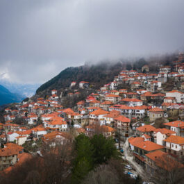 O imagine cu Metsovo din Grecia, o localitate la 1200 de metri altitudine pe Munții Pindului