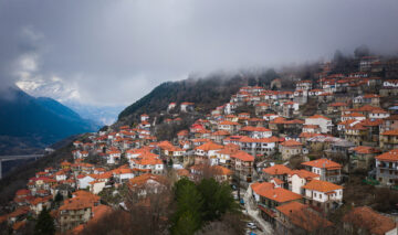 O imagine cu Metsovo din Grecia, o localitate la 1200 de metri altitudine pe Munții Pindului