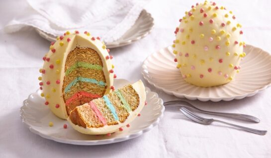 Ouă de Paște din cupcakes, cu cremă de mascarpone în trei culori