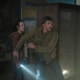 Pedro Pascal alături de Bella Ramsey într-o scenă din serialul The Last of Us, sezonul 1