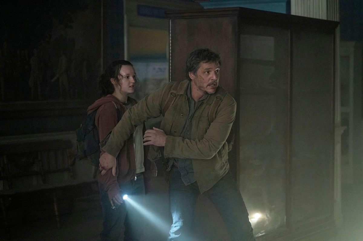 Pedro Pascal alături de Bella Ramsey într-o scenă din serialul The Last of Us, sezonul 1