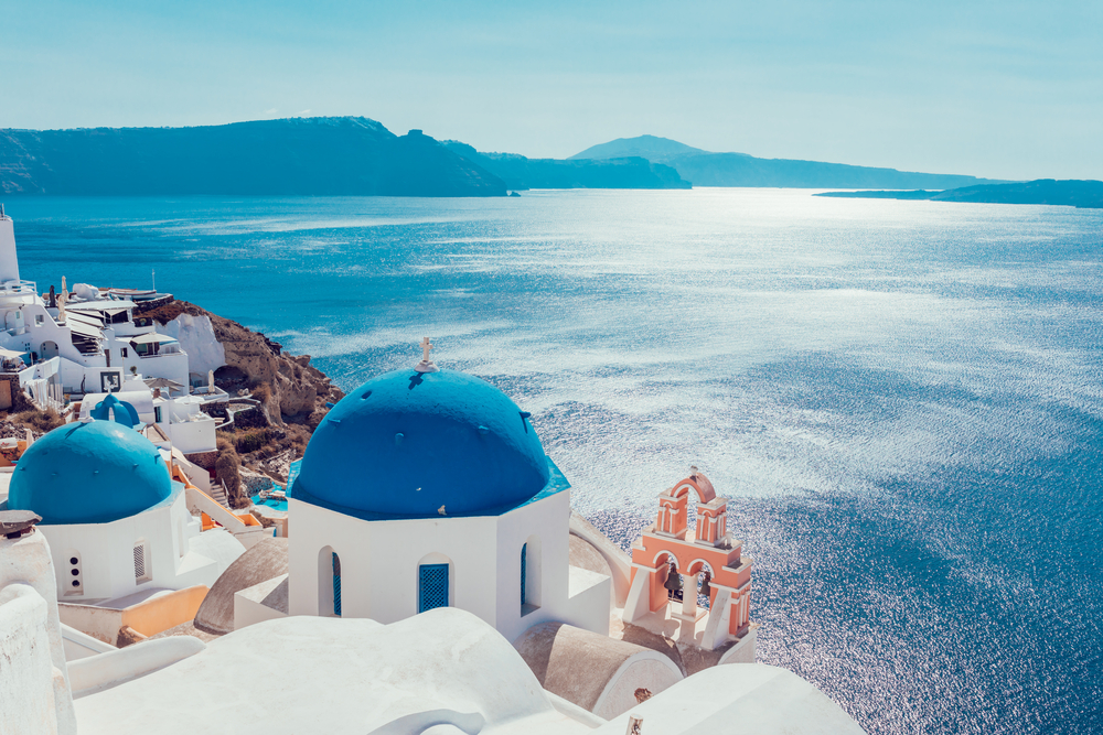 O imagine cu clădirile alba și imaculate ale Greciei, cu vedere la mare