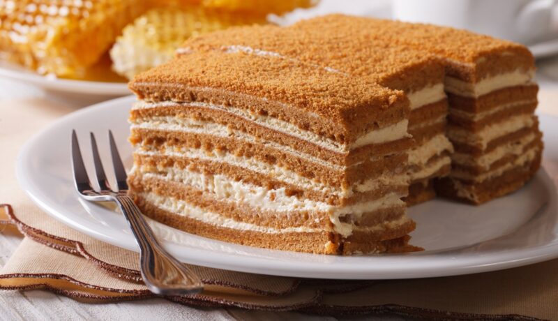 Prăjitură cu foi cu miere și cremă de mascarpone