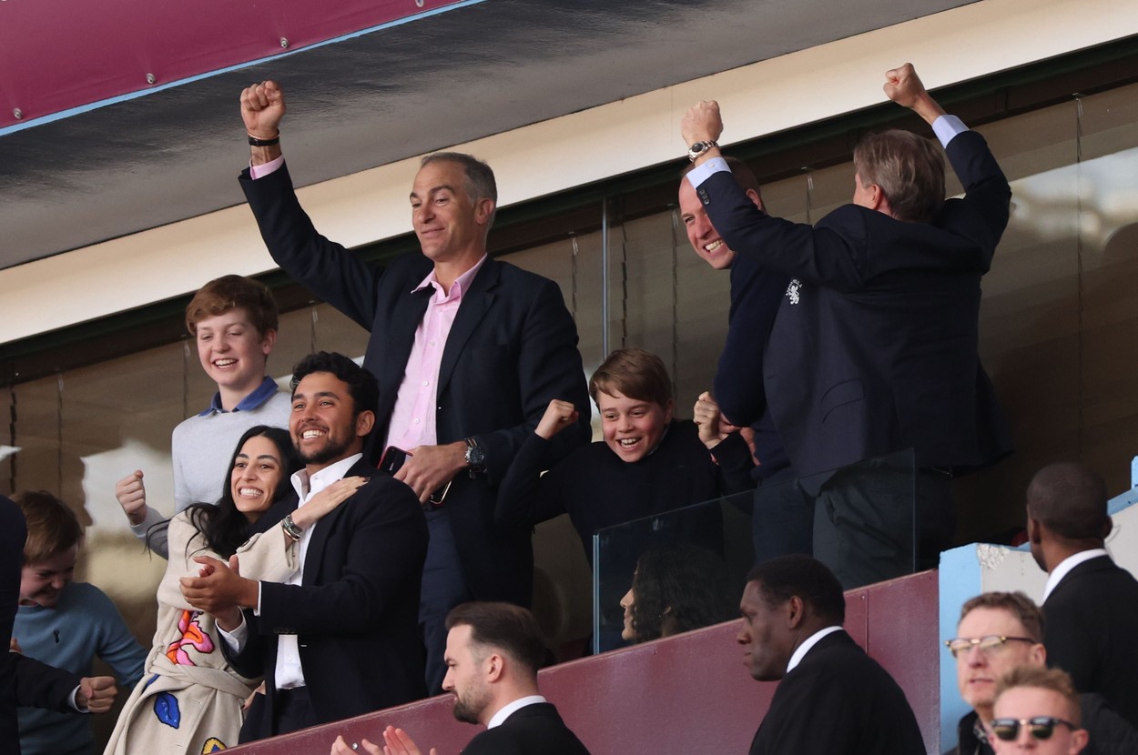 Prințul George se bucură în tribune la un meci de fotbal