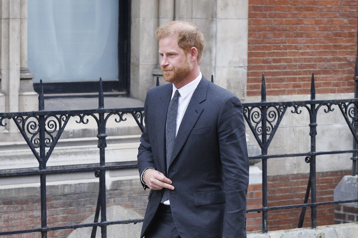 Prințul Harry la costum în timpul unei vizite din Marea Britanie