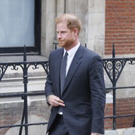 Prințul Harry la costum în timpul unei vizite din Marea Britanie