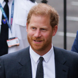 Prințul Harry, zâmbitor, la o ieșire în public, în costum