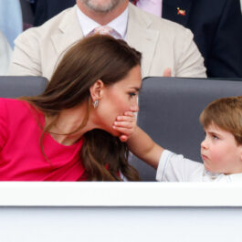 Prințul Louis îi pune mâna la gură lui Kate Middleton