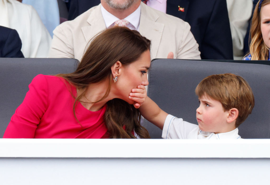 Prințul Louis îi pune mâna la gură lui Kate Middleton