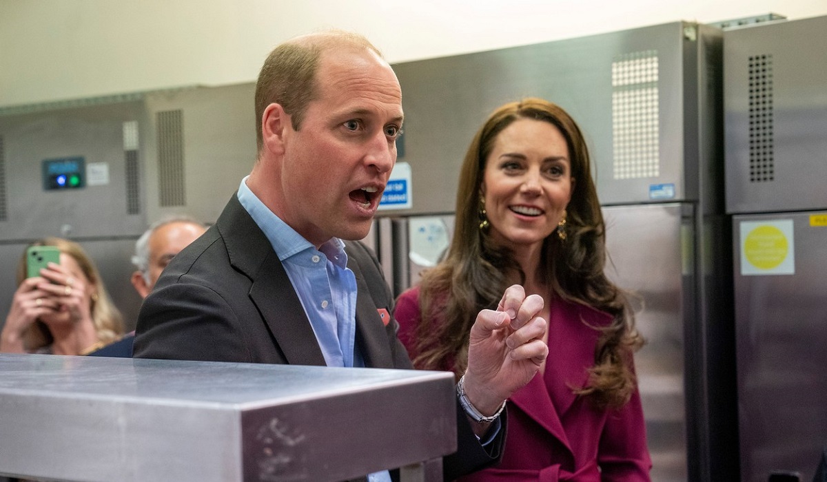 Prințul William țipând și Kate Middleton zâmbind în timpul vizitei din Birmingham
