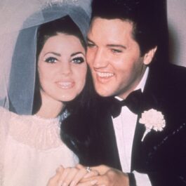 Priscilla Presley alături de Elvis Presley în ziua nunții lor