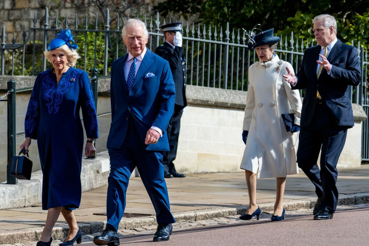 Regele Charles, Regina consort, Prințul Andrew și Prințesa Anne, eleganți, în timp ce se îndreaptă spre Slujba de Paște
