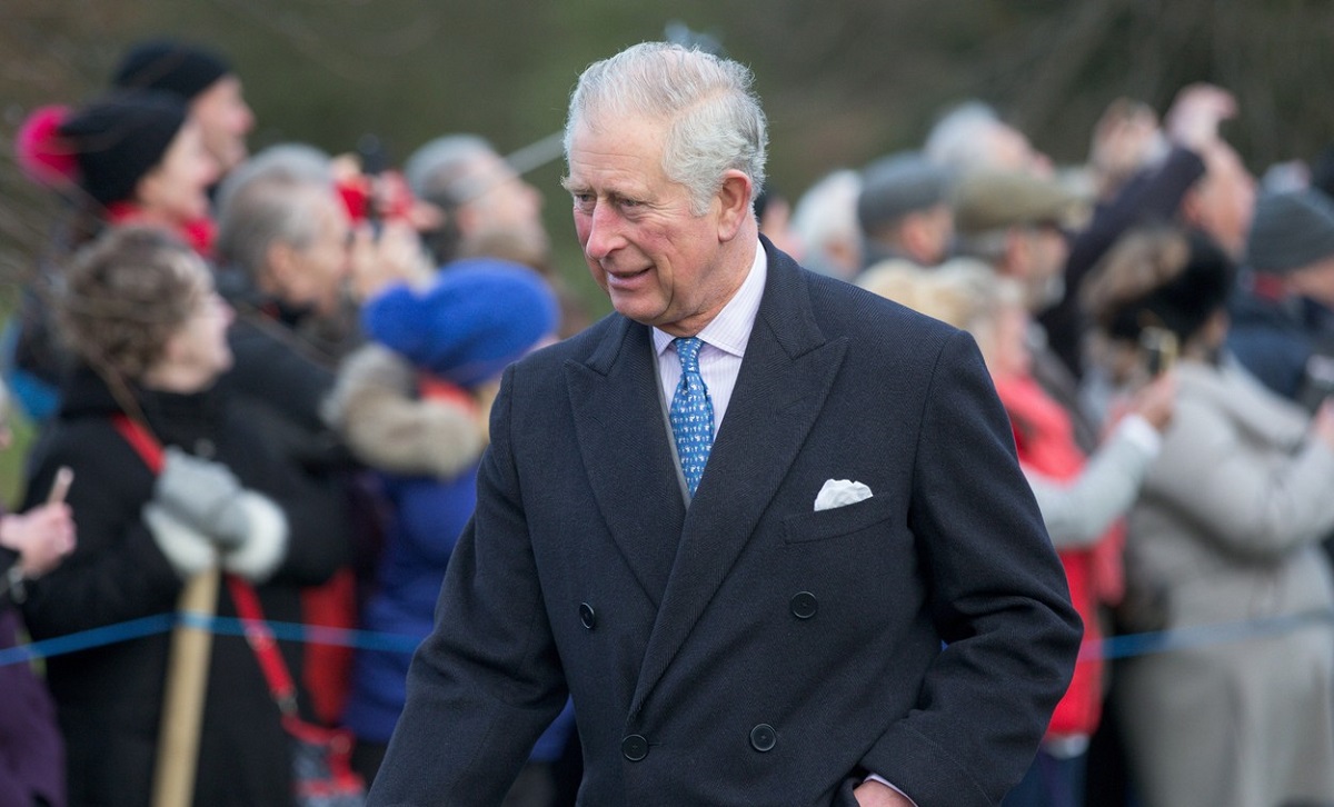Regele Charles la costum în timpul unei vizite publice