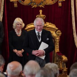 Regele Charles alături de Regina Consort Camilla și Prințul William în ziua proclamării sale ca Rege în fața membrilor Parlamentului Britanic