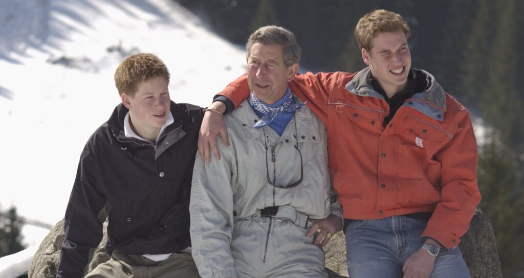 Regele Charles alături de Prințul William și Prințul Harry într-o vacanță din Suedia din anul 2002