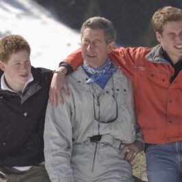 Regele Charles alături de Prințul William și Prințul Harry într-o vacanță din Suedia din anul 2002