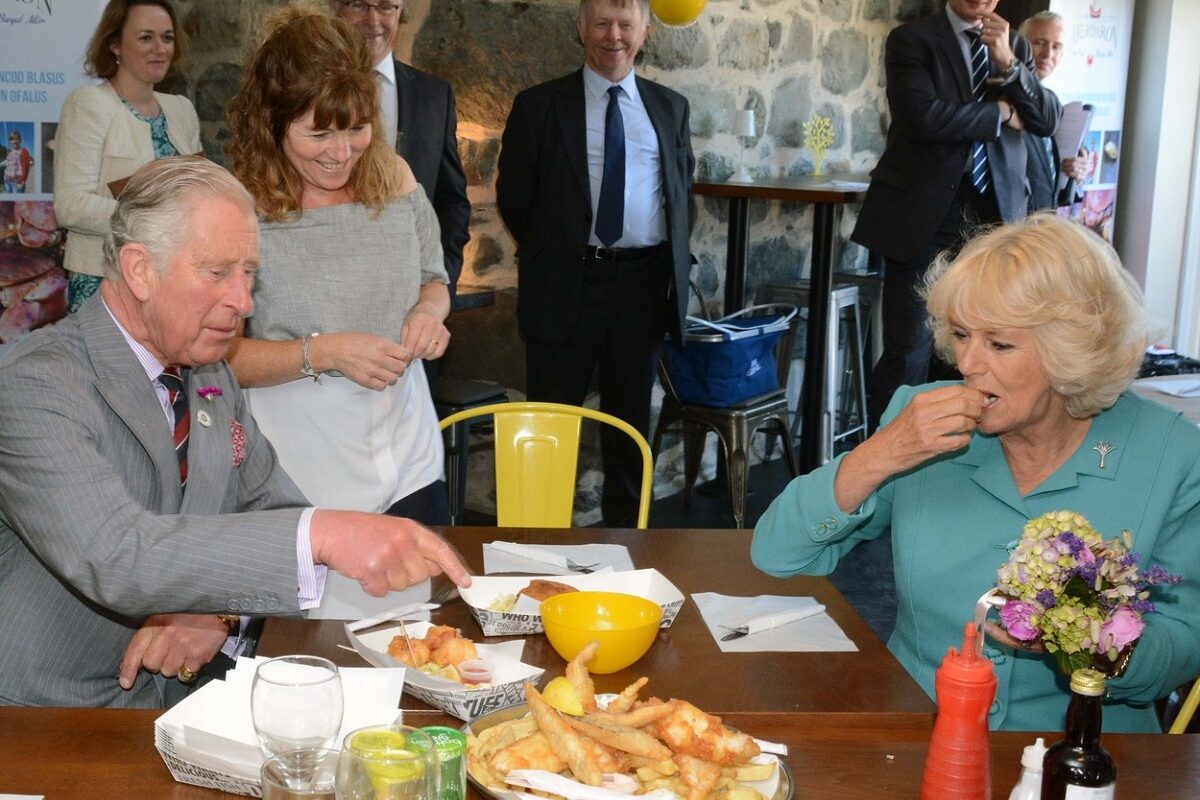 Regele Charles și Regina Camilla în timp ce degustă mai multe preparate la o masă publică