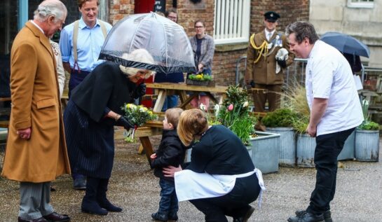 Regina Camilla a făcut un gest adorabil față de un băiețel. Imaginile cu Majestatea Sa țin primele pagini din presa internațională