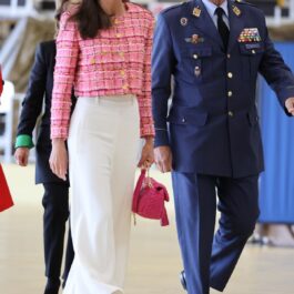 Regina Letizia alături de un cadru militar la aniversarea a 100 de ani de la prima evacuare medicală aeriană din Spania