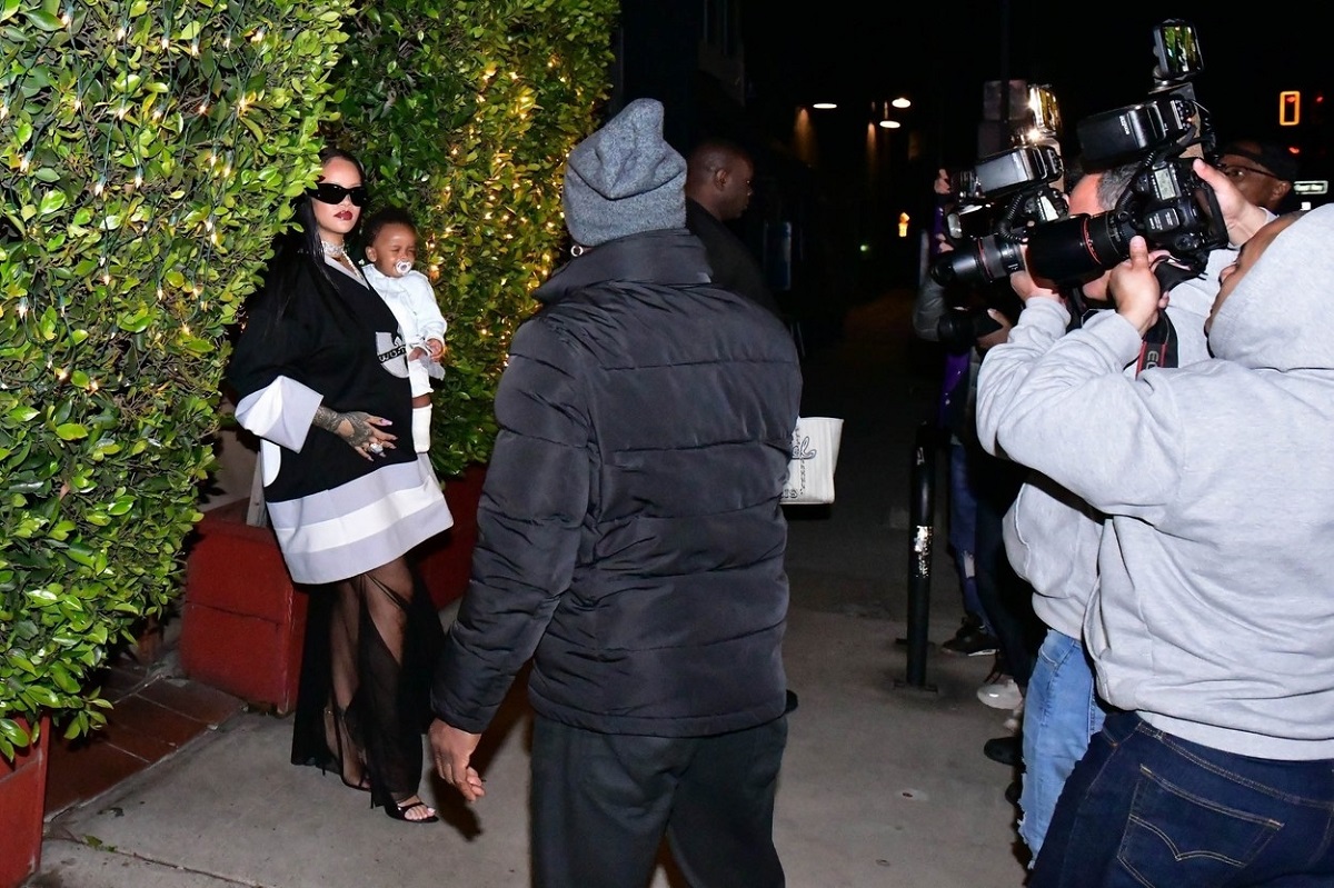 Rihanna în timp ce își ține în brațe fiul și este pozată de paparazzi