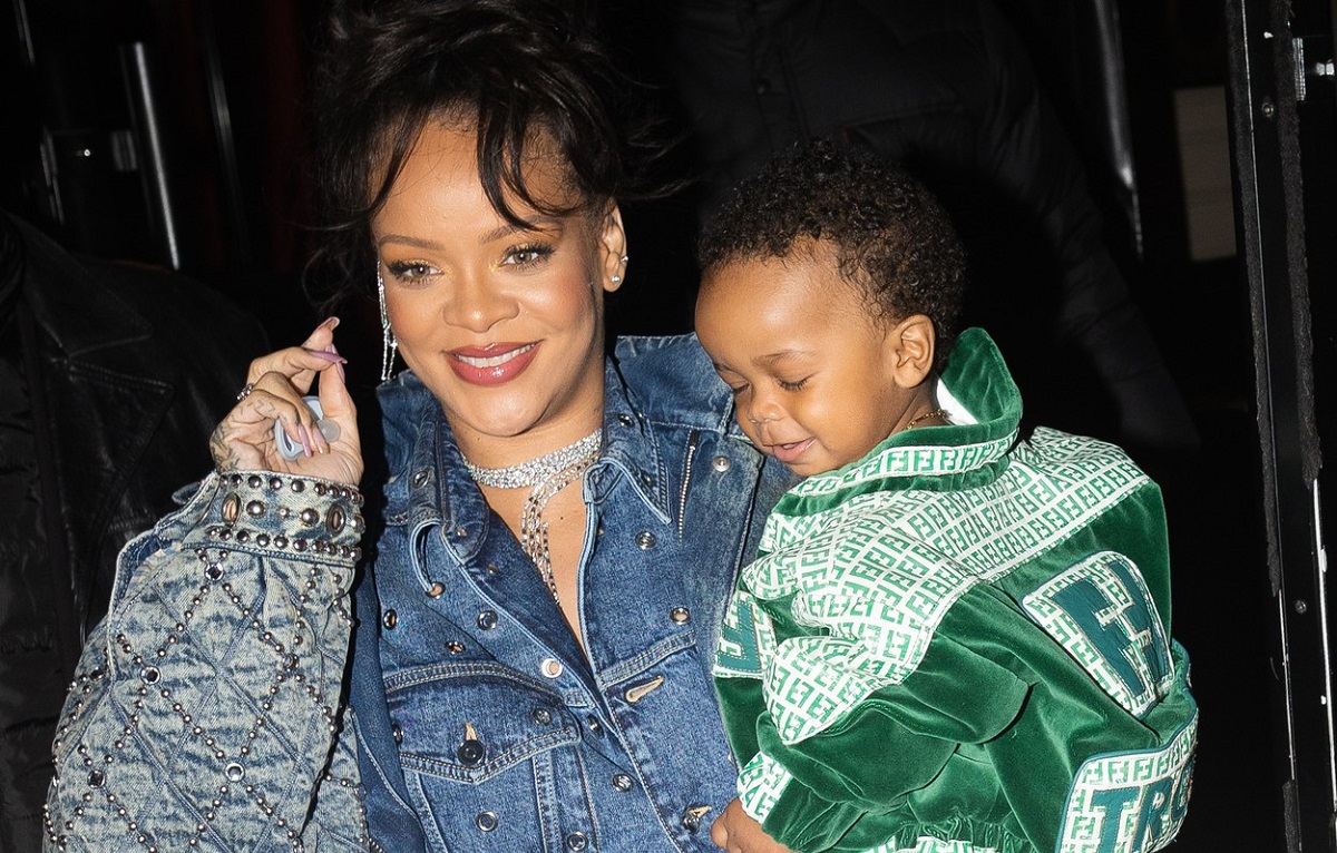 Rihanna cu băiețelul ei în brațe la Paris