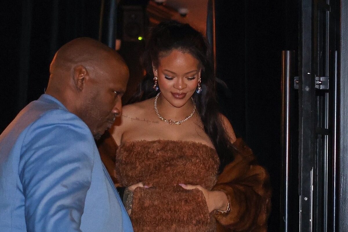 Rihanna într-un top maro pufos în timp ce părăsește un restaurant din Paris
