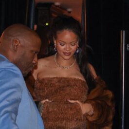 Rihanna într-un top maro pufos în timp ce părăsește un restaurant din Paris