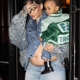 Rihanna în timp ce își ține în brațe fiul