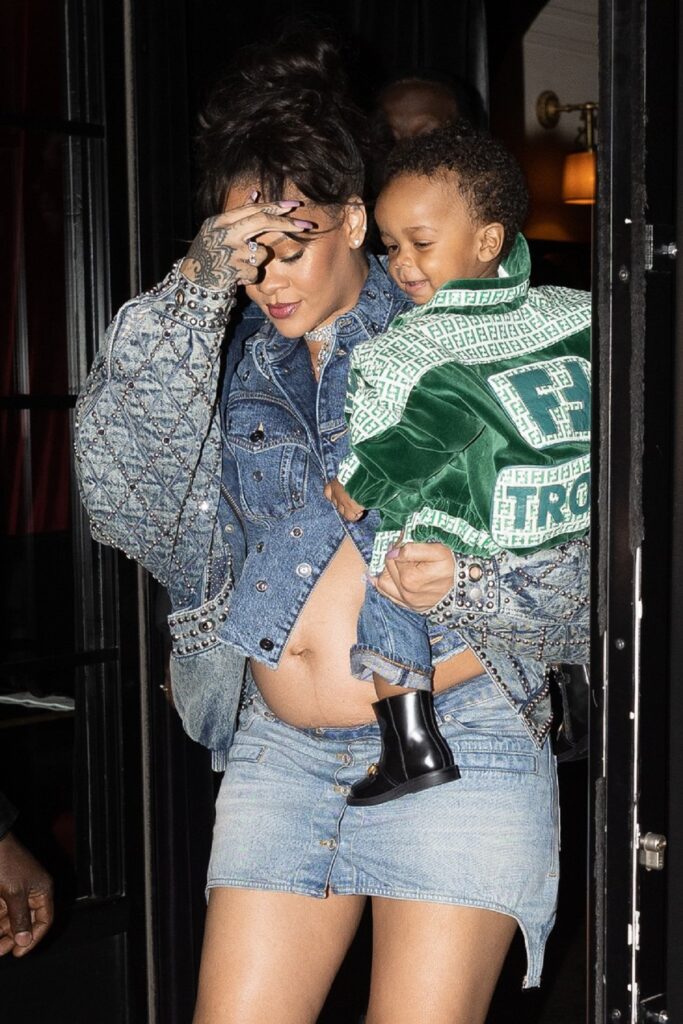 Rihanna în timp ce își ține în brațe fiul