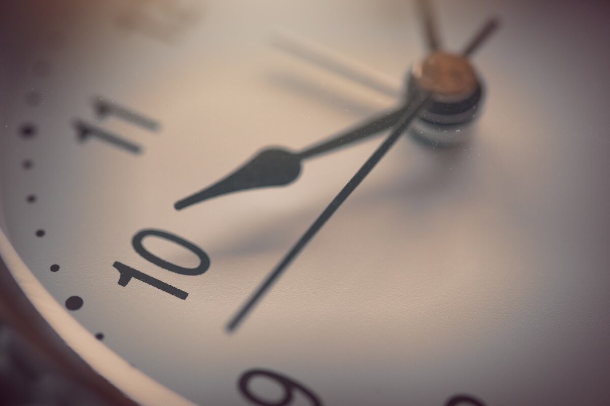 Un ceas care arată spre ora zece care ilustrează și semnificația orei 01:01 în numerologie