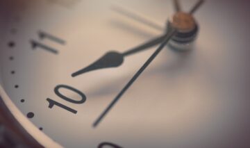 Un ceas care arată spre ora zece care ilustrează și semnificația orei 01:01 în numerologie