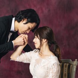 O pereche de îndrăgostiți din Coreea de Sud pentru a ilustra scene din serialele coreene de dragoste