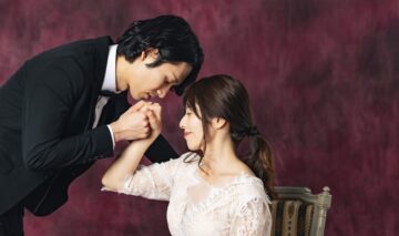 O pereche de îndrăgostiți din Coreea de Sud pentru a ilustra scene din serialele coreene de dragoste