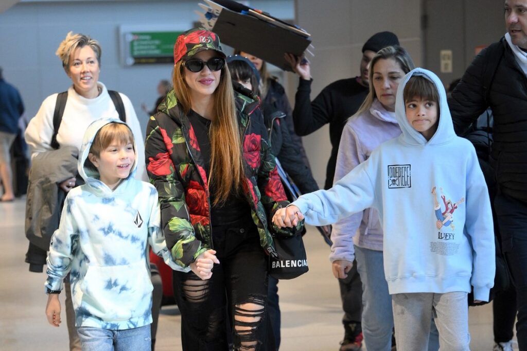 Shakira alături de Sasha și Milan în aeroportul din New York