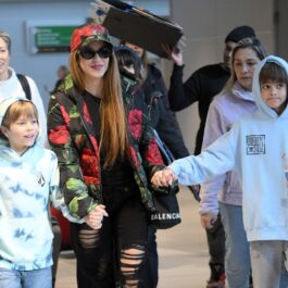 Shakira alături de Sasha și Milan în aeroportul din New York