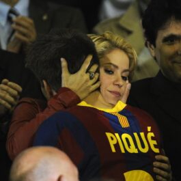 Shakira în timp ce îl îmbrățișează pe Pique după un meci de fotbal din 2011