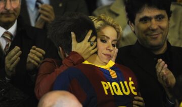 Shakira în timp ce îl îmbrățișează pe Pique după un meci de fotbal din 2011