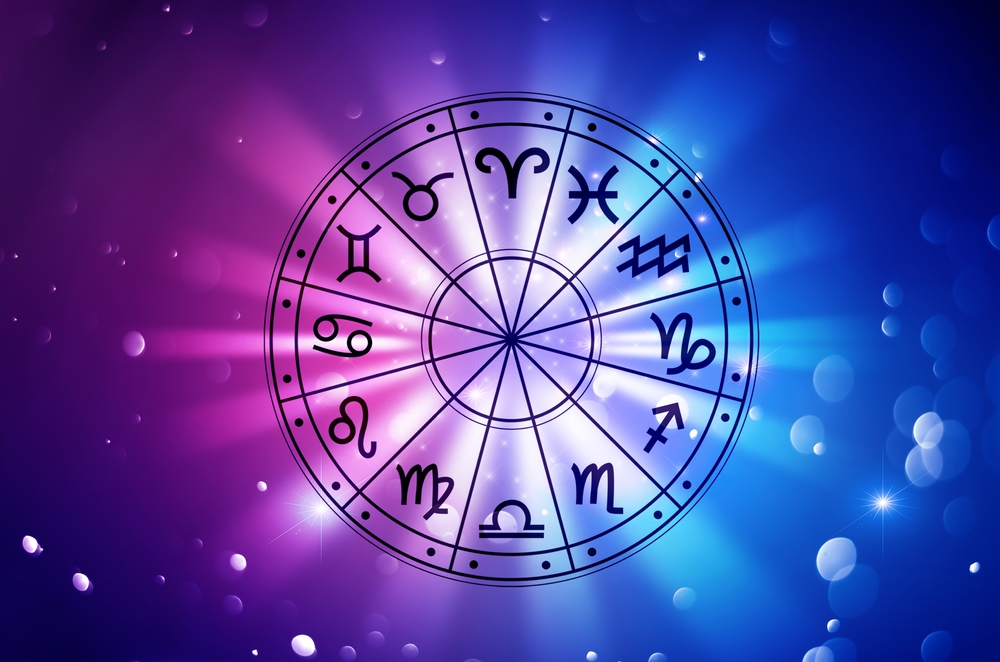 Cele 12 semne zodiacale centrate pe un fundal roz cu albastru