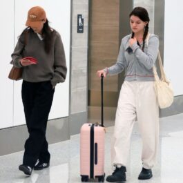 Katie Holmes și Suri Cruise, în aeroport, cu bagaje, în ținute sport