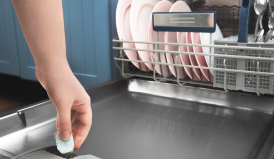 Tabletele pentru mașina de spălat vase vs. detergent pulbere: care dintrele ele curăță mai bine resturile de mâncare