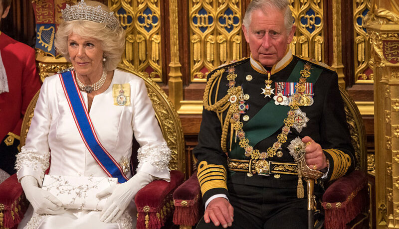 Ținutele de încoronare ale Regelui Charles și Reginei Camilla: totul despre vestimentația și bijuteriile pe care le vor purta