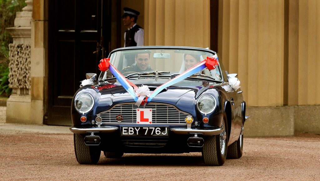 Prințul William și Kate, într-o mașină, la plecare de la nunta lor